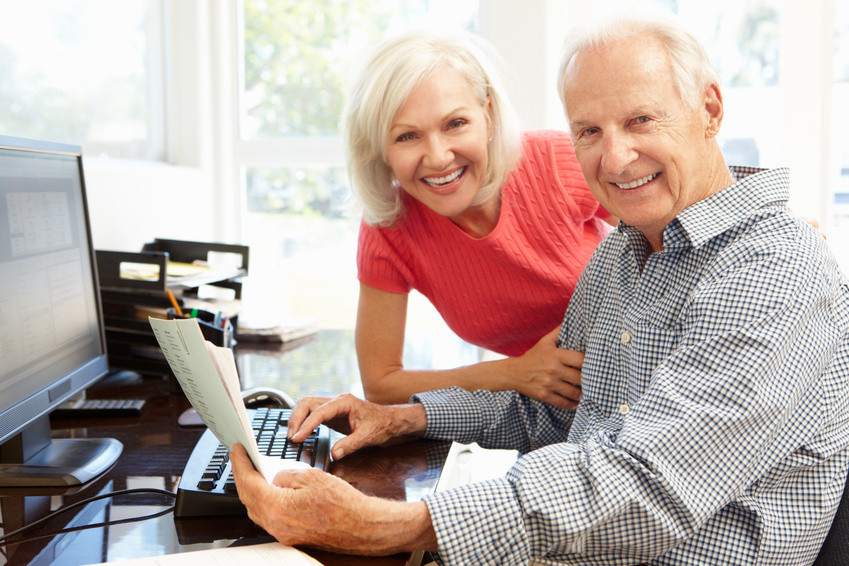 Älteres Ehepaar am Computer