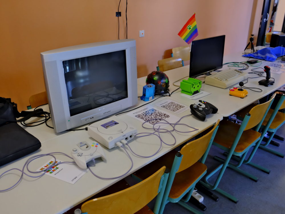 Der Stand von Radio Paralax mit Dreamcast und C64